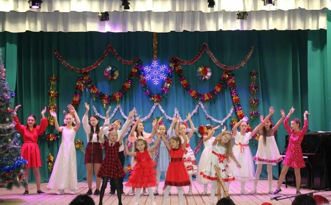 Новогоднее выступление в школе. Новогоднее выступление в школе