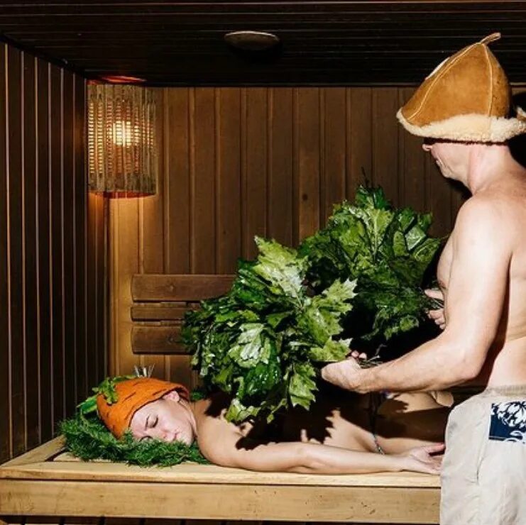 Веник для бани. Женская баня с вениками. Традиционная русская баня. Париться веником. Включи паримся.