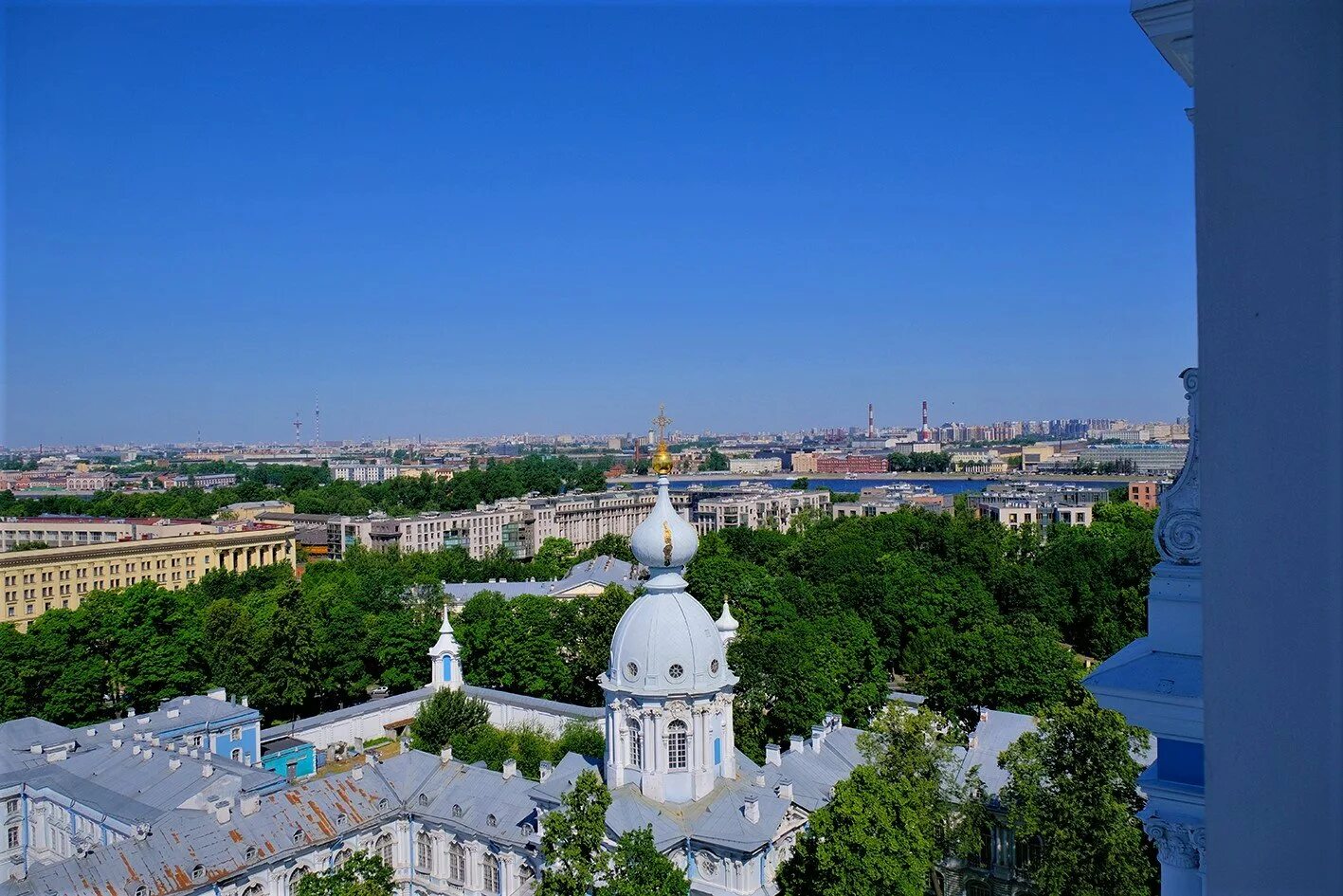 Колокольня смольного собора в санкт петербурге. Звонница смольного собора в санкт-петербурге. вид с колокольни смольного собора в санкт-петербурге. воскресенский смольный собор смотровая площадка. смотровая площадка смольного собора.