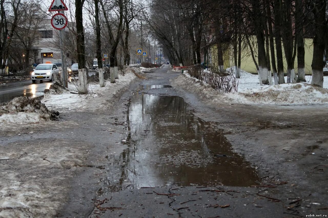 Растаяли почти. В Москве снег почти растаял.