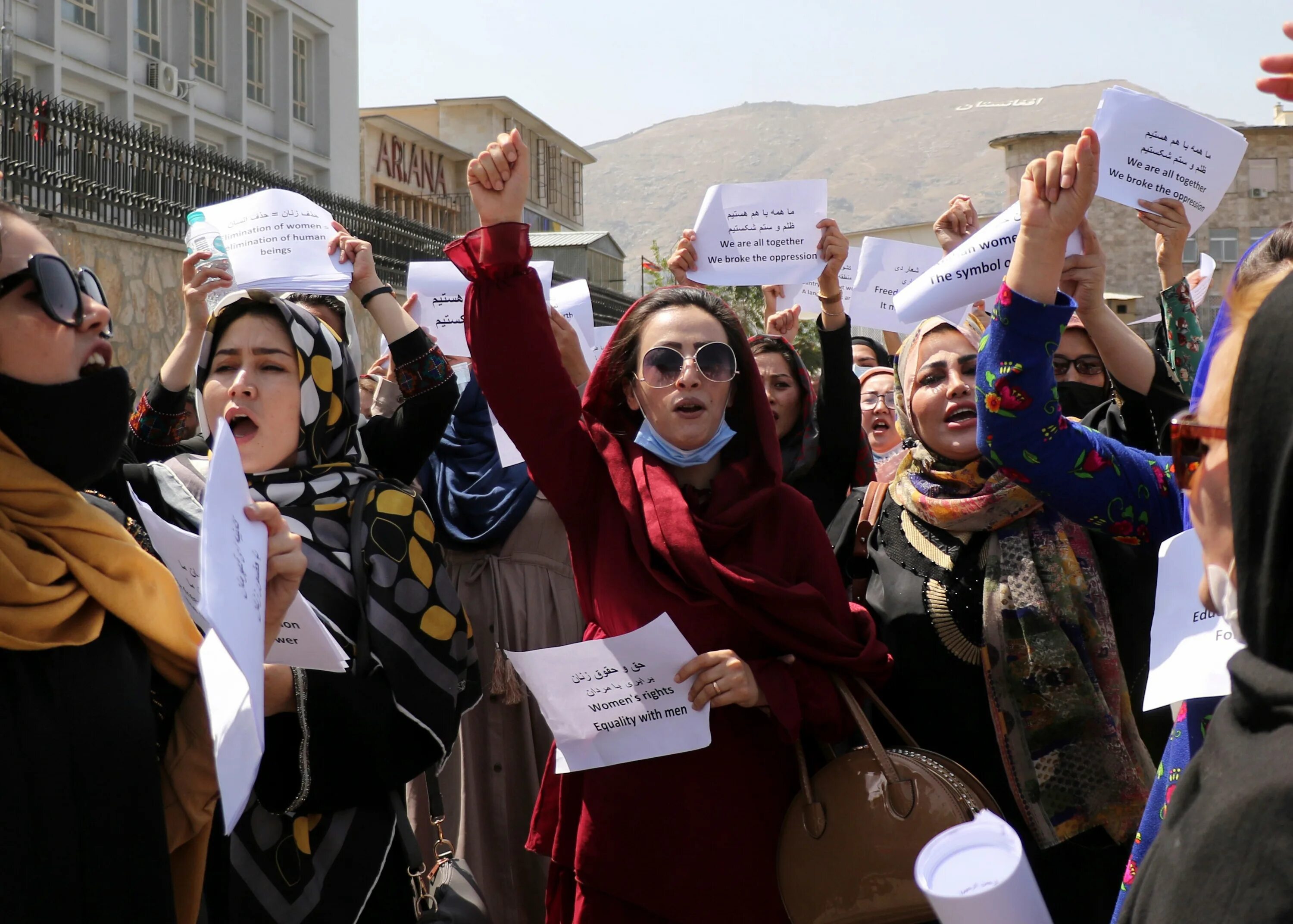 Женщины вышли на митинг. Талибы в афганистане женщины. протесты женщин в афганистане.