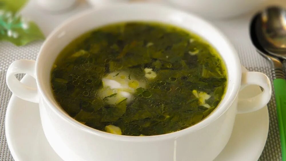 Вкусный зеленый борщ. Зелёные щи с щавелем. Зелёный суп с щавелем. Щи с крошевом. Зелёный борщ с щавелем.