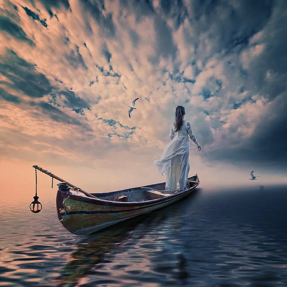 Время несет меня в даль. Карас Ионуц. Caras Ionut фотограф сюрреалист. Человек в лодке. Женщина в лодке.