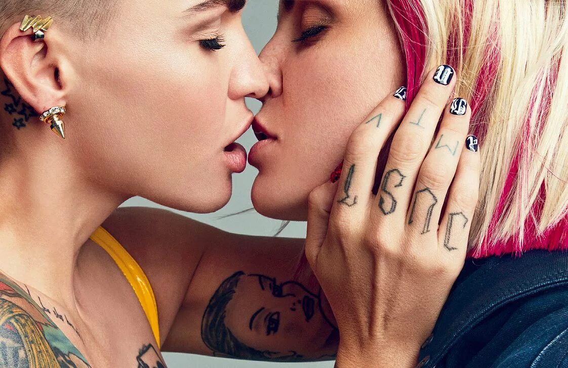 Руби Роуз lesbian. Руби Роуз с девушкой. Руби Роуз поцелуй. Включи как девушки сосутся