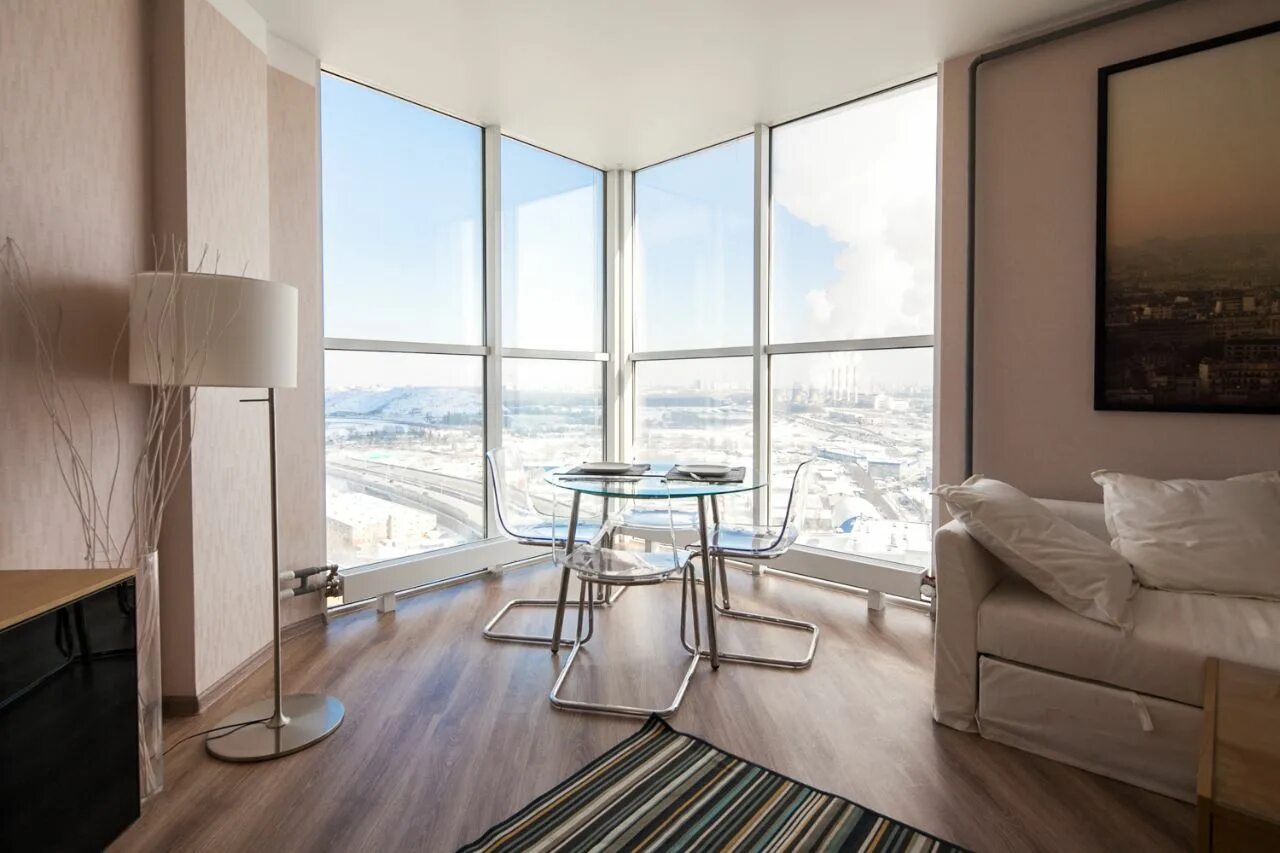 виды окон. интерьер с панорамными окнами. светлая гостиная с панорамными окнами. панорамные квартиры екатеринбург. панорамные окна.