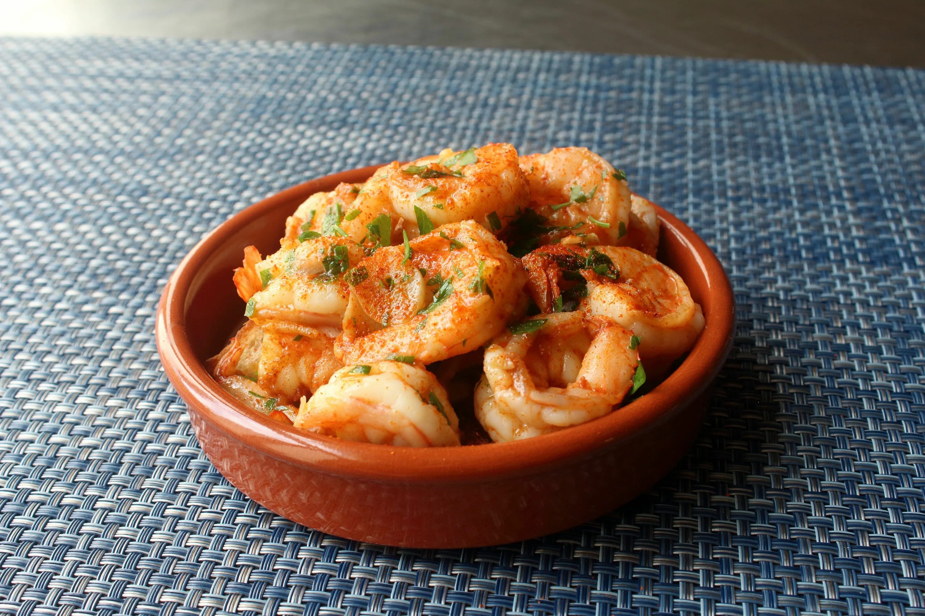 Рецепт курица креветки. Креветки Гамбас. Shrimp - gambas al ajillo. Креветки на кеци. Креветки с чесноком.