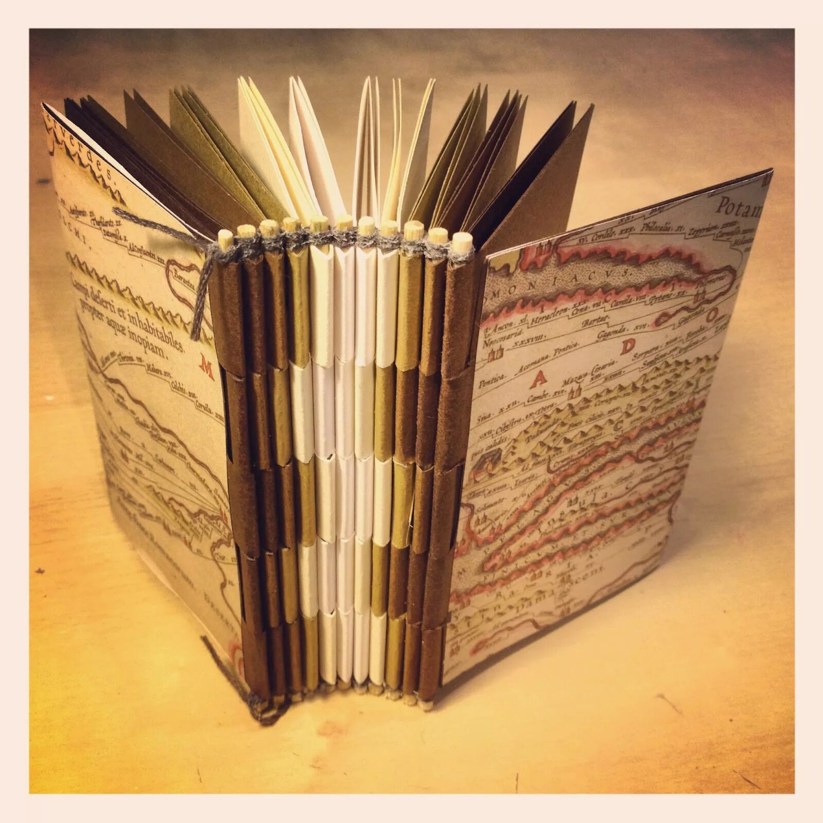 Самодельная книжка. Как сделать самодельную книгу. Поделки из бумаги книжка. Книжка самоделка из бумаги. Твердый книжный переплет своими руками.