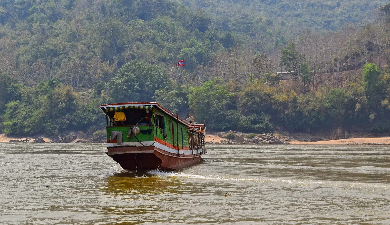 Почему реку меконг. Река Меконг. Медленная лодка Меконг Лаос. Комиссия по реке Меконг. Река Меконг на границе Лаоса и Тайланда.