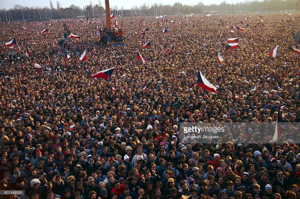 Реформистское брожение в чехословакии началось в 1987. Бархатная революция. Чехословакия. 1989 Год. Революция в Чехословакии 1989. Бархатная революция в Чехословакии. Бархатная революция 17 ноября в Чехословакии.