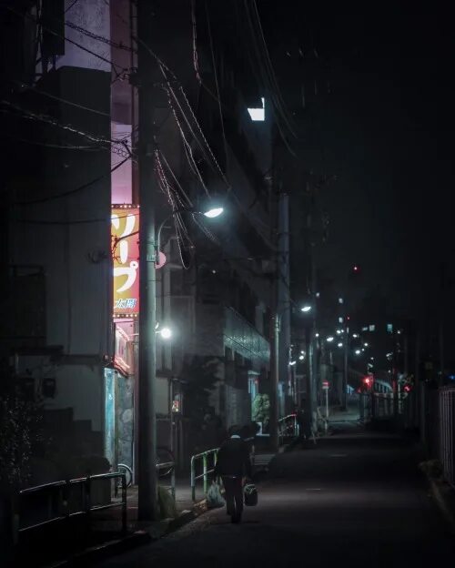 Улицы Японии ночью вертикальные. Фон Япония ночь. Улицы Японии Эстетика.
