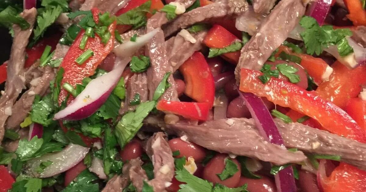 салат с говядиной и болгарским перцем и фасолью. замариновать красный лук для салата тбилиси. замариновать красный лук для салата тбилиси. грузинский салат с фасолью и говядиной тбилиси. красный лук кольца.