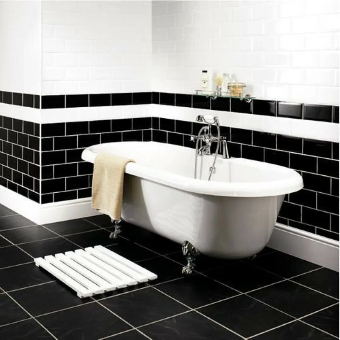Чёрно-белая плитка в ванной. Плитка в ванную черно белая. Ванная с черной плиткой. Плитка в ванную черная. Белая плитка на пол в ванной