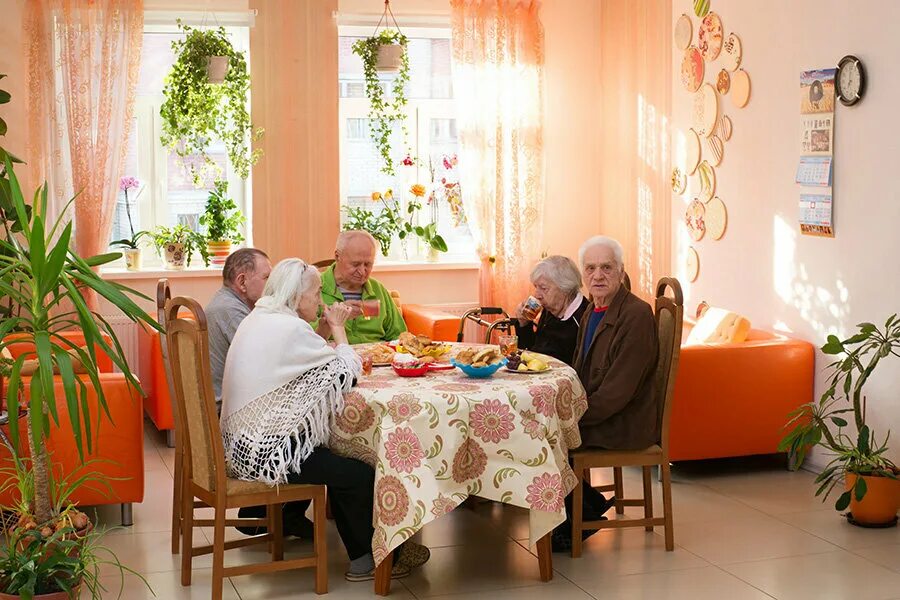 Комната пенсионера. Пансионат для пожилых людей. Комната пожилого человека. Частный дом престарелых. Комната в доме престарелых.