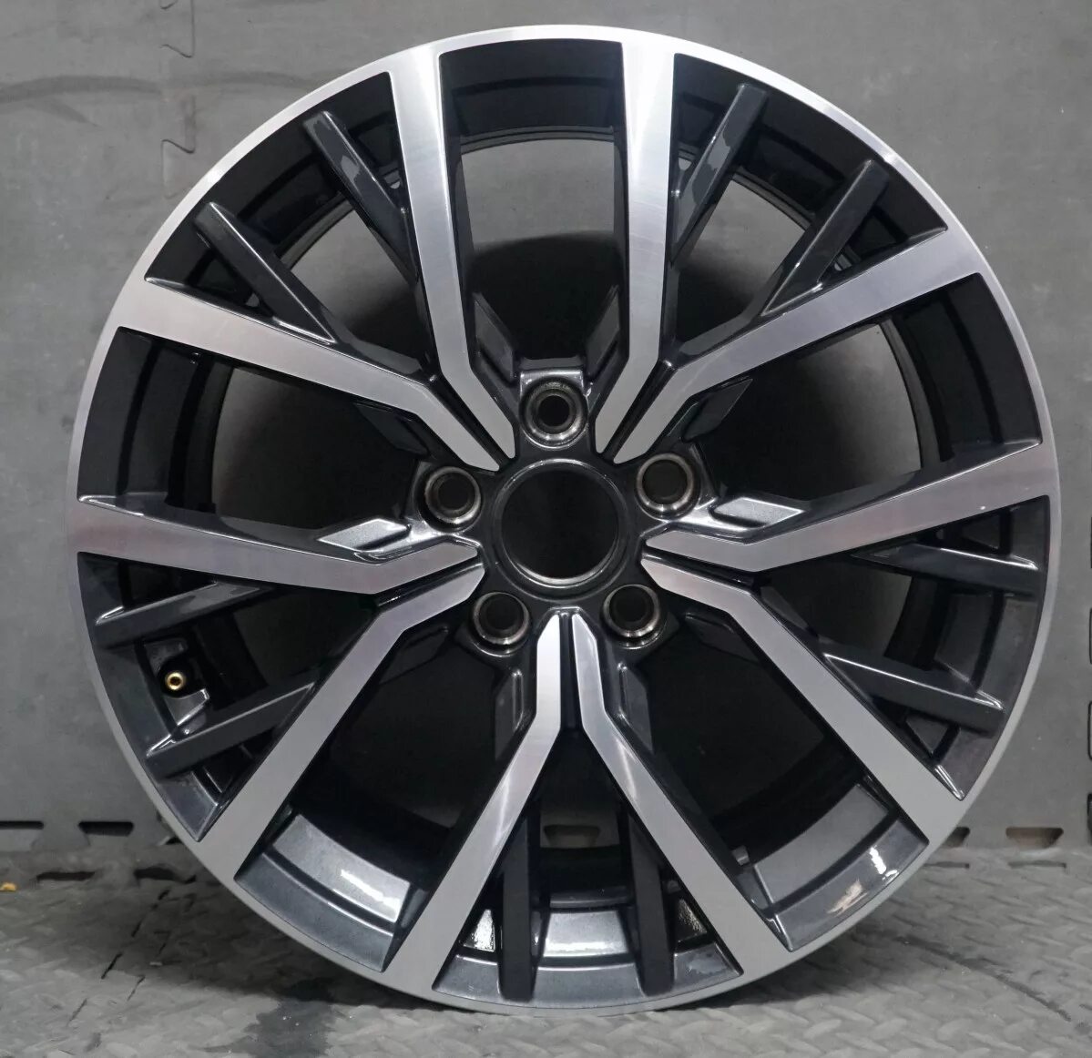 Оригинальные диски vw tiguan r17. Volkswagen tiguan диски r17. Диски литые 17 на фольксваген тигуан. Диски литые 17 на фольксваген тигуан. Mallory r17 tiguan.
