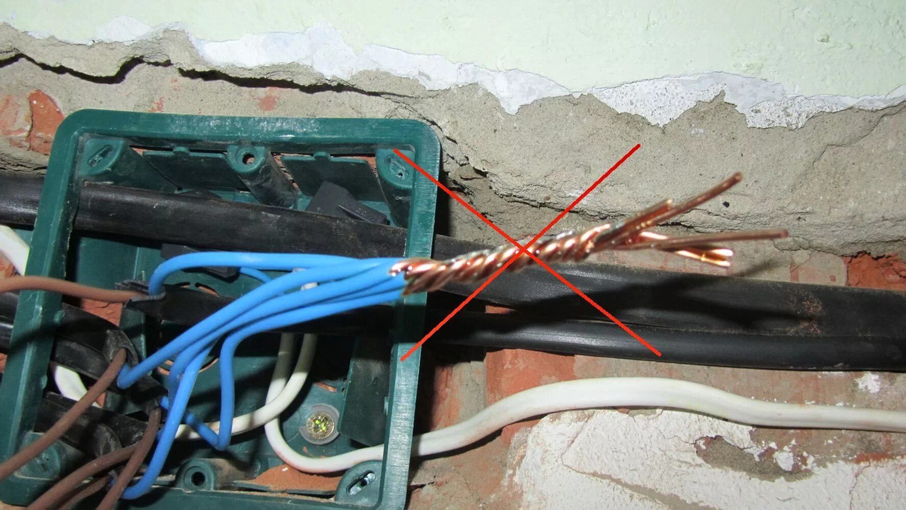 Кинуть кабель. Скрутка провод 380 вольт. Соединение алюминиевых проводов в распредкоробке. Электро соединение меди и алюминия. Соединение многожильного и одножильного провода в коробке.
