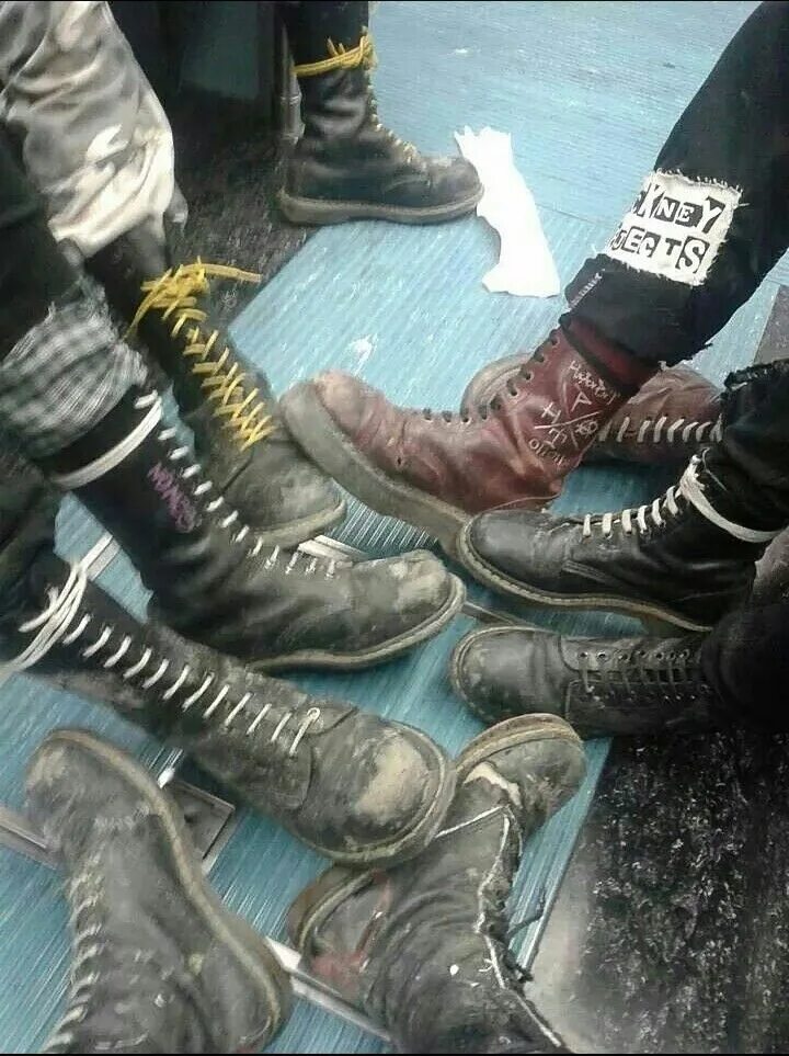 Что обозначают шнурки на берцах. Dr Martens скинхеды. Гриндерсы скинхеды. Dr Martens панки. Доктор Мартинс сапоги скинхеды.