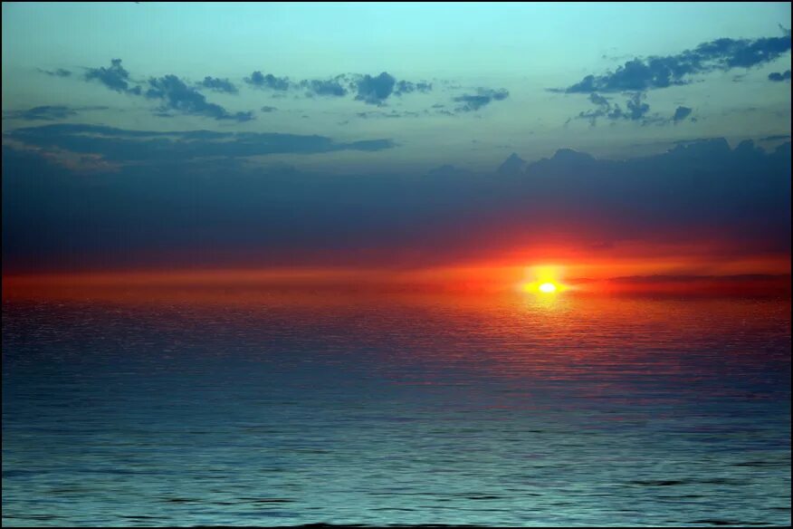 Солнце тонет в море. Солнце тонет в океане. Тонущее солнце. Алиса покажи закат.