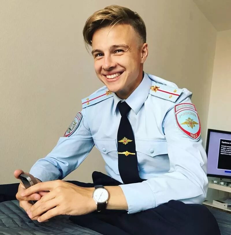 Парень работает в полиции