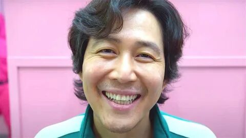 Lee Jung-Jae smiling in Squid Game 