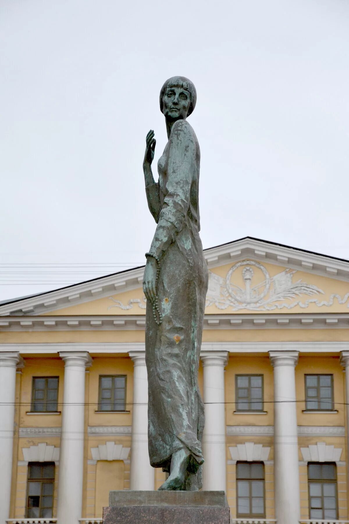 Где памятник ахматовой. Памятник Анне Ахматовой в Санкт-Петербурге. Памятник Анне Ахматовой. Памятник Анны Ахматовой в Санкт-Петербурге кресты.