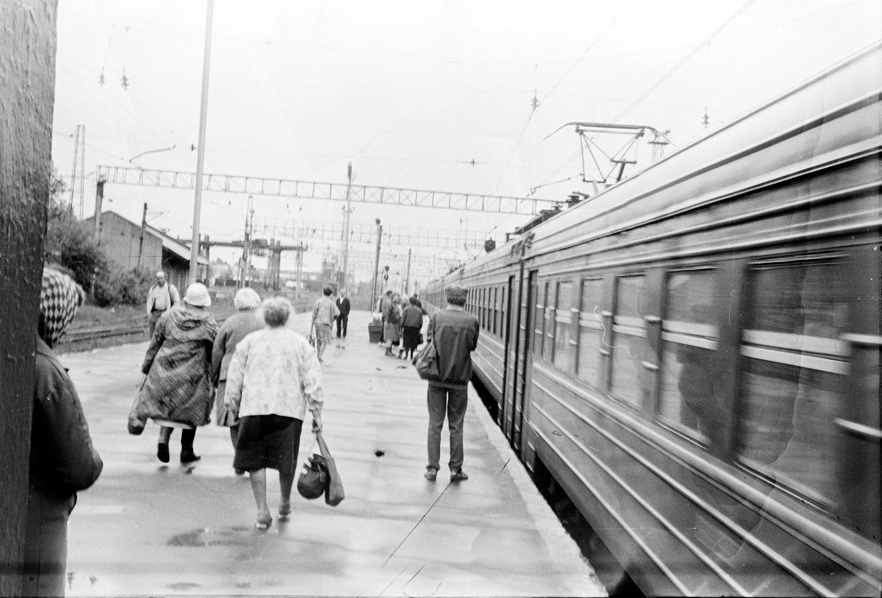 Ретро вокзал. Ретро вокзал СССР. Старый перрон старый вокзал. Встреча на вокзале. Включи старая станция