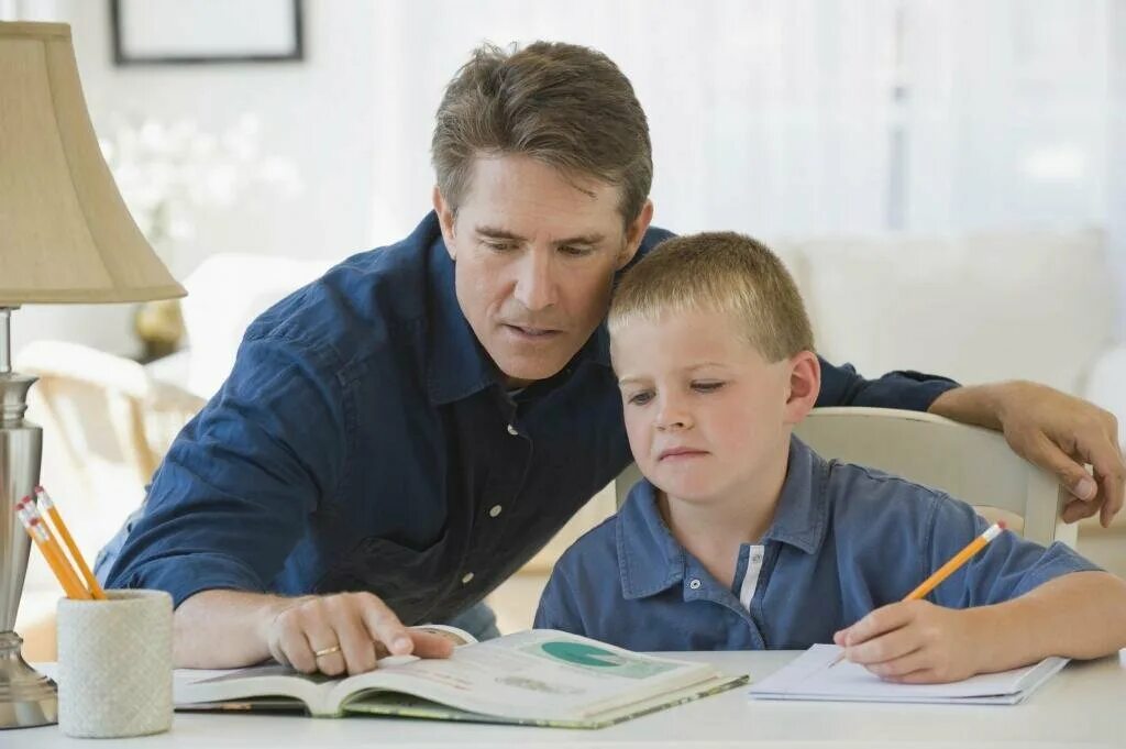Дети на уроке. Помочь ребенку с уроками. Самостоятельный ученик. Родители и домашнее задание. Ученик с родителями.