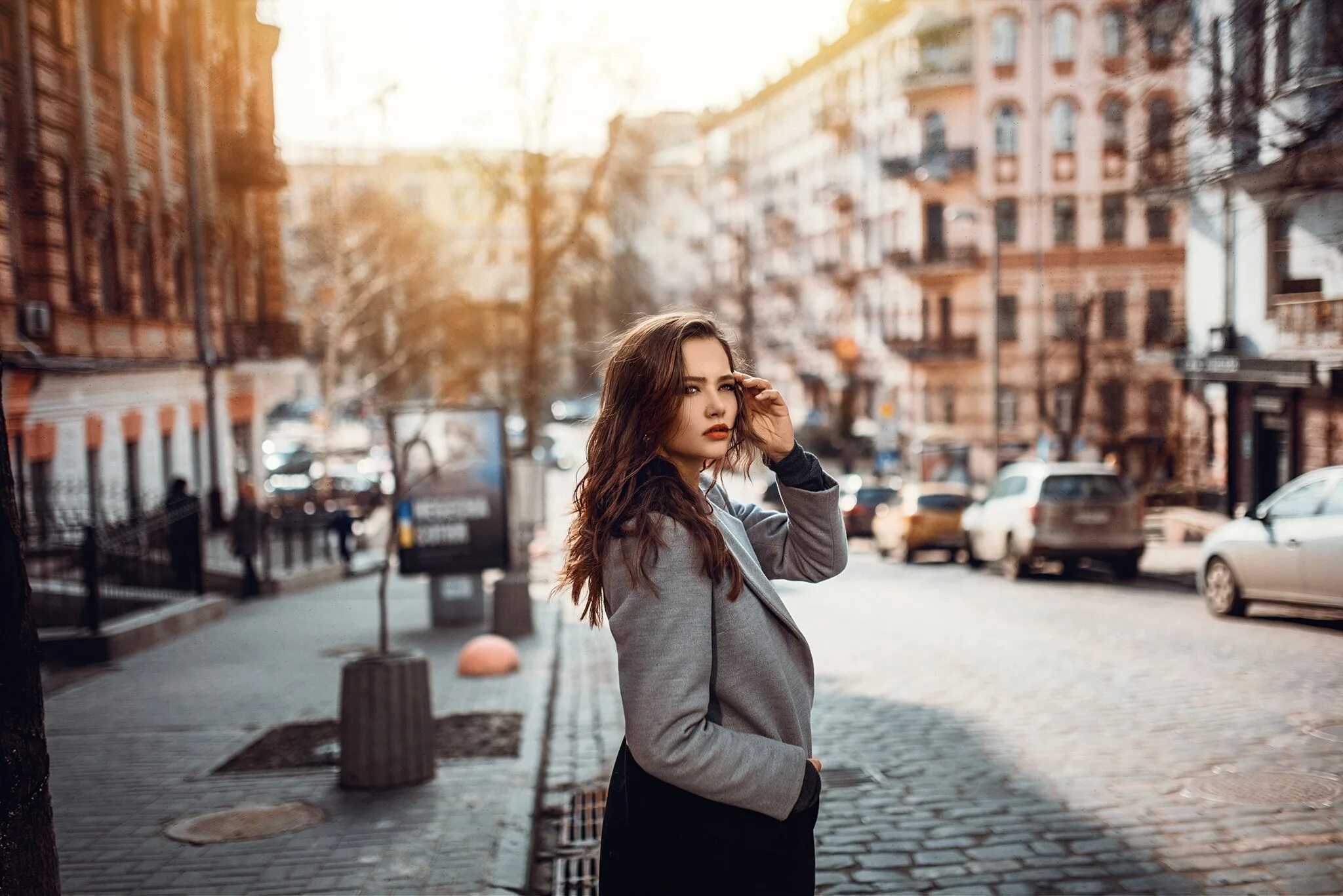 Фотосессия девушки на улице. Фотосессия на улицах города. Фотосессия в городе девушка. Идеи для фотосессии на улице.