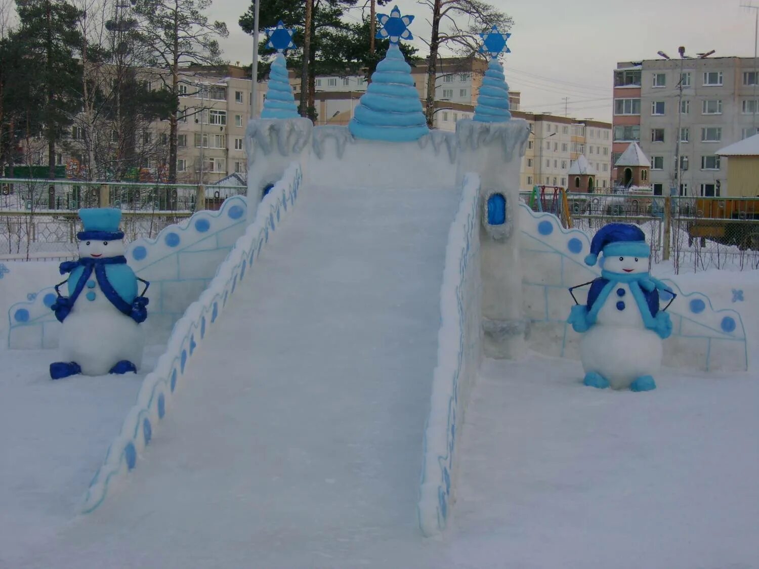 Иглу зимнее жилище эскимосов. Зимнее сооружение. Базы из снега. Снежный фестиваль в кируне в швеции. Ледяной дворец в харбине.