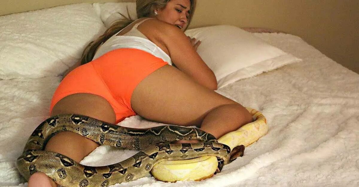 Milla snake. Анаконда питон и женщина. Змея заползла в кровать.