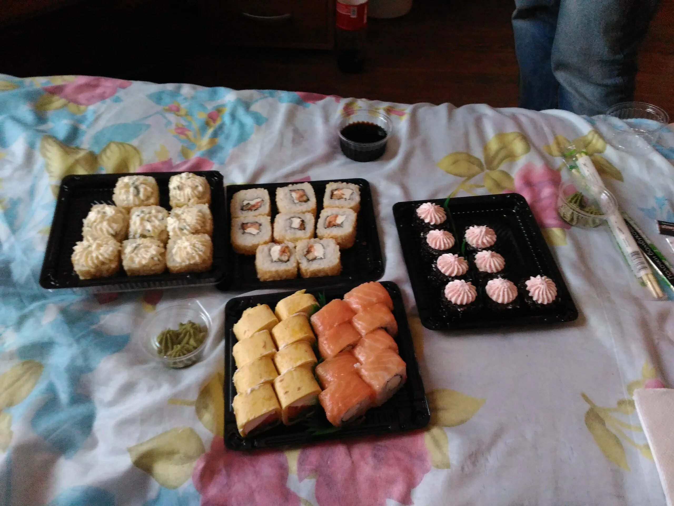 Суши сакура бердск меню. Маги маги роллы. Сет темпура мини. Роллы аригато. Обжаренные роллы.