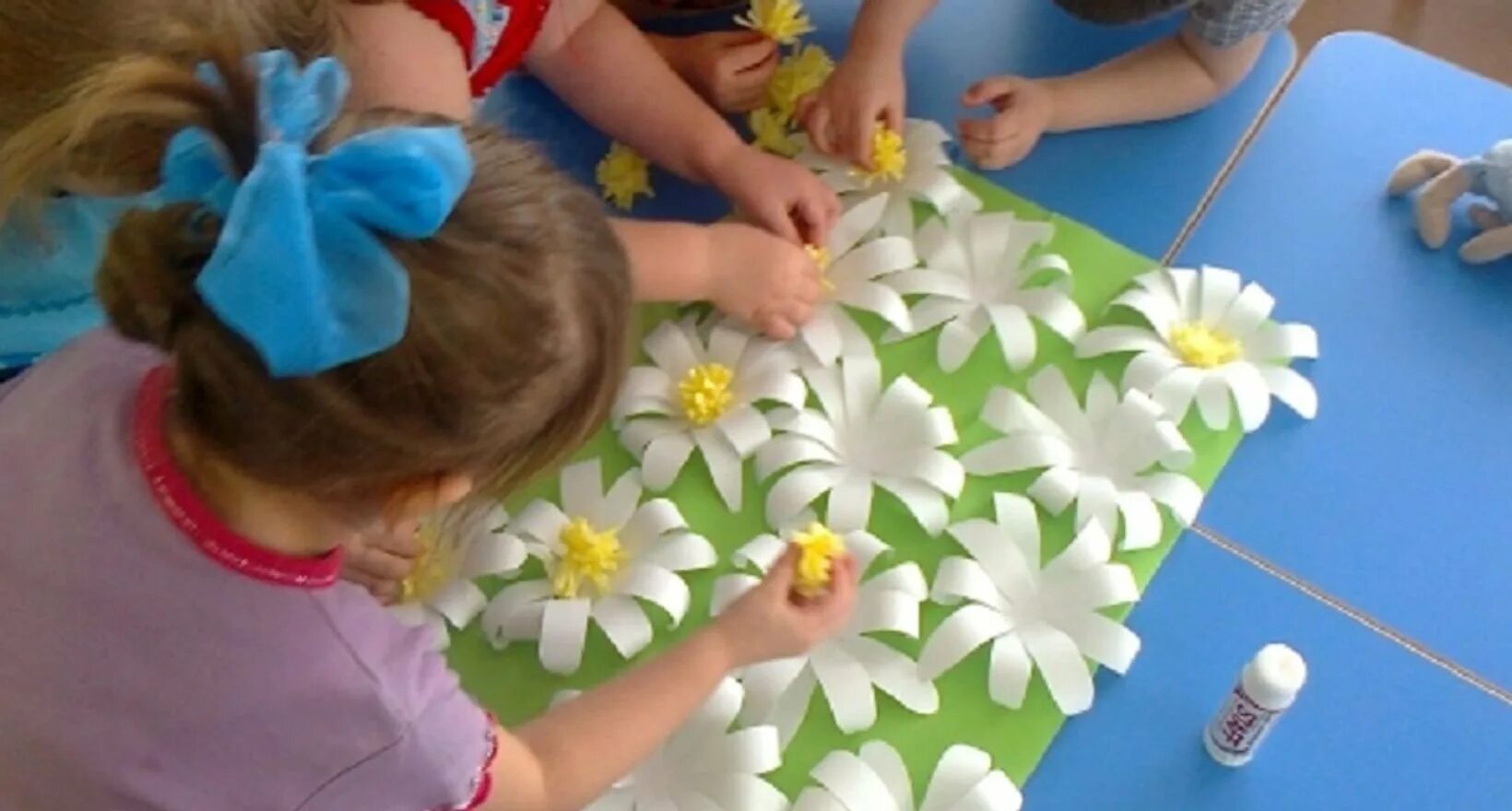 Коллективные работы детей в детском саду. Аппликация в ДОУ. Лень цветов в детском саду. Цветы младшая группа.