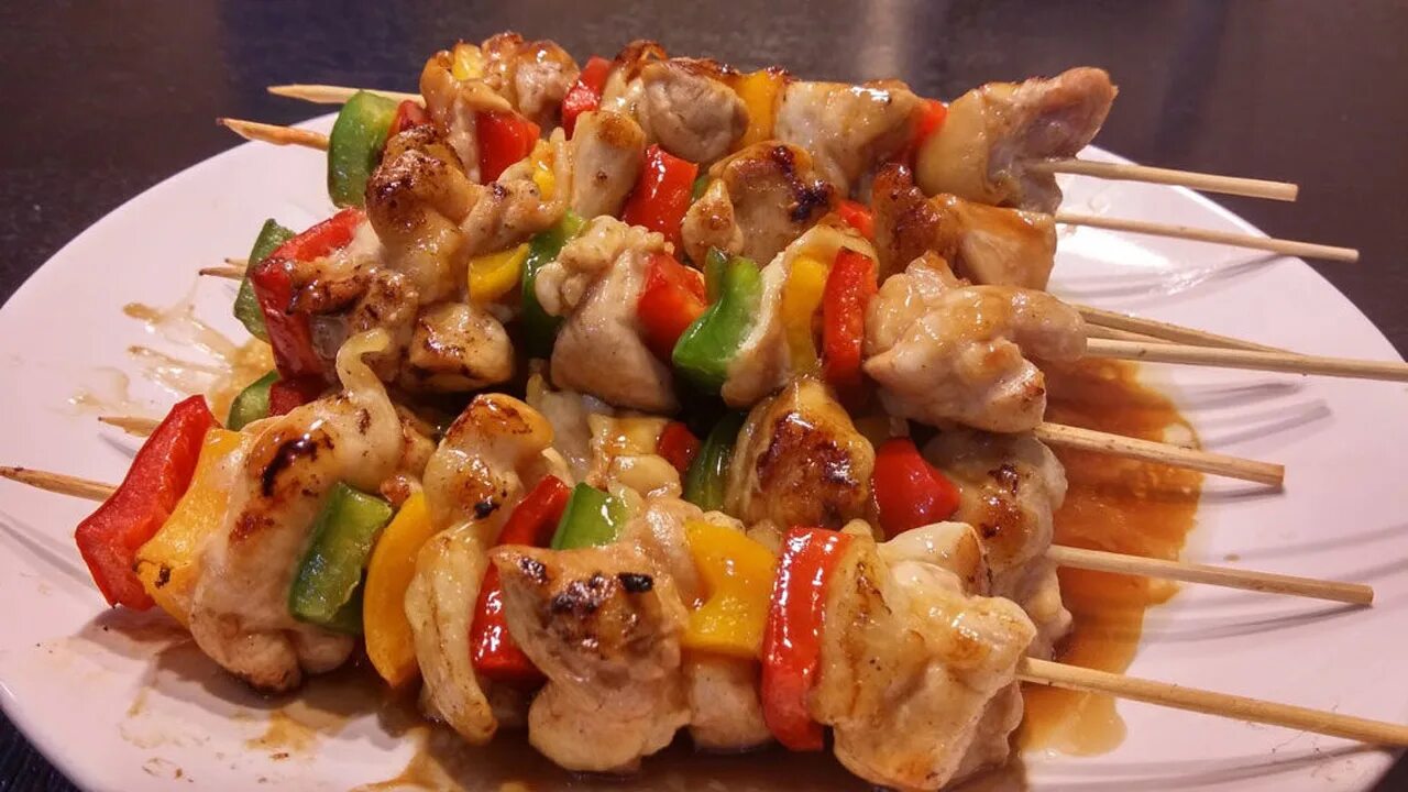 Куриные шашлычки с овощами. Мясо на шпажках в духовке. куриные шашлычки на шпажках в духовке. куриные щпшлычки на шпажке в духовке. шашлык на шпажках в духовке из свинины с овощами.
