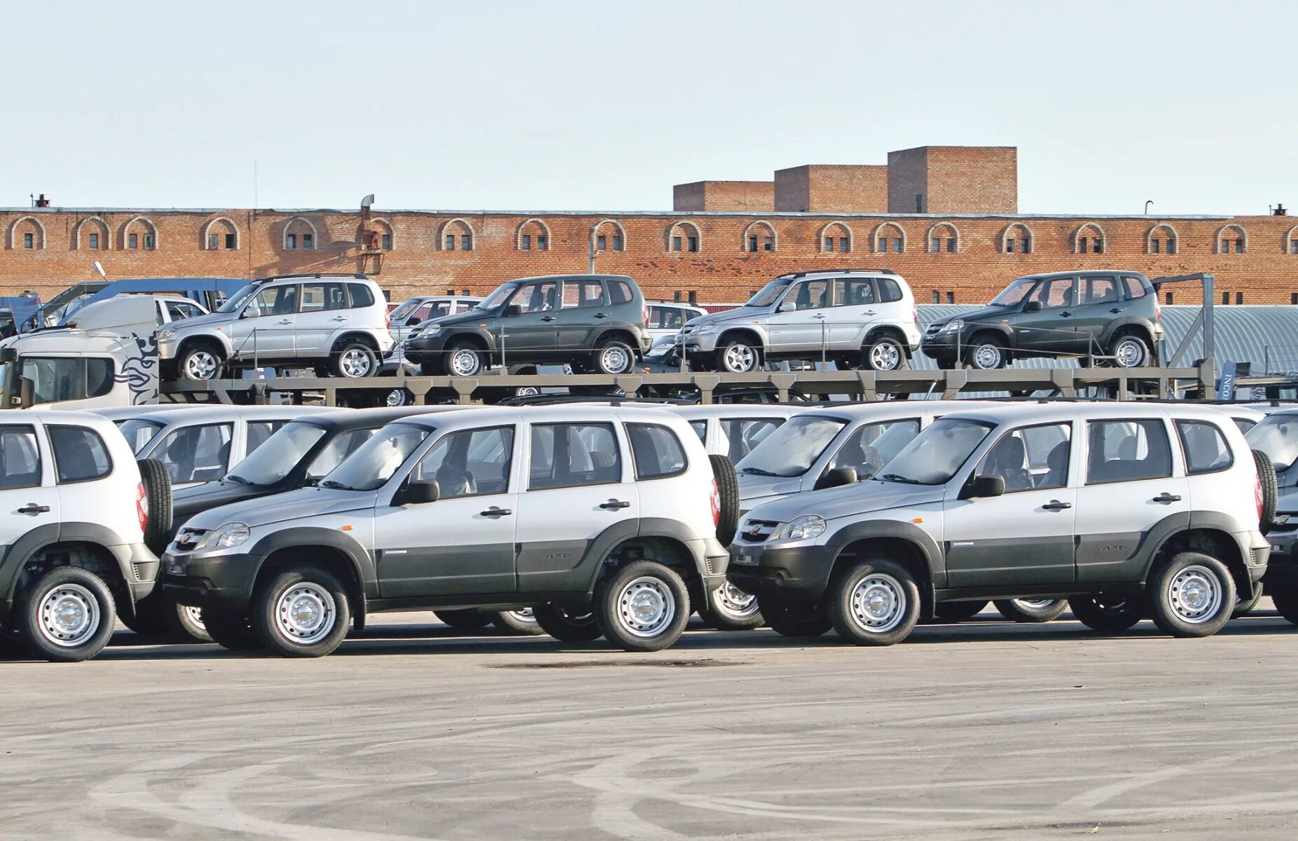 Нива маркет. Нива Дженерал Моторс. Автопарк Chevrolet Niva. Стоянка АВТОВАЗА В Тольятти. GM AVTOVAZ.