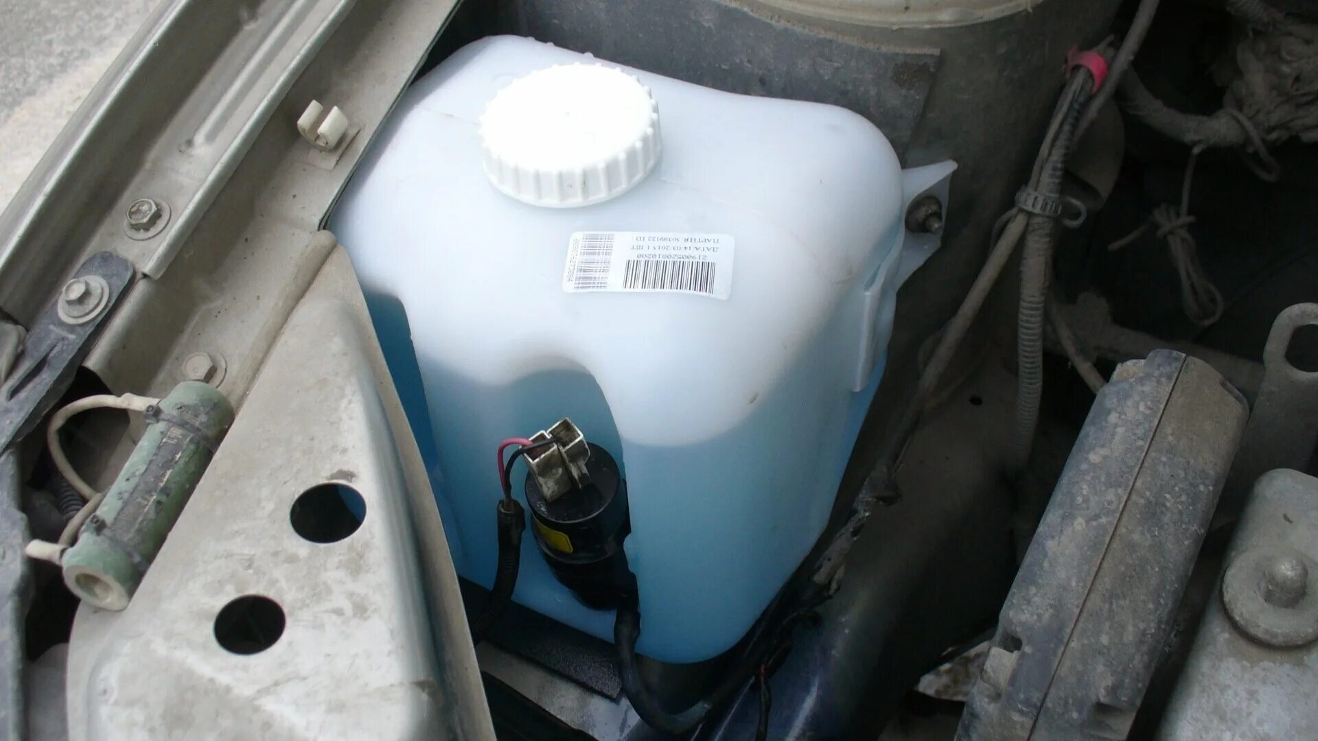 стеклоомывающая жидкость куда заливать. залить кондиционер в омыватель. B4 vw промывка бачка омывателя. где заливать воду. бачок омывателя лада гранта.