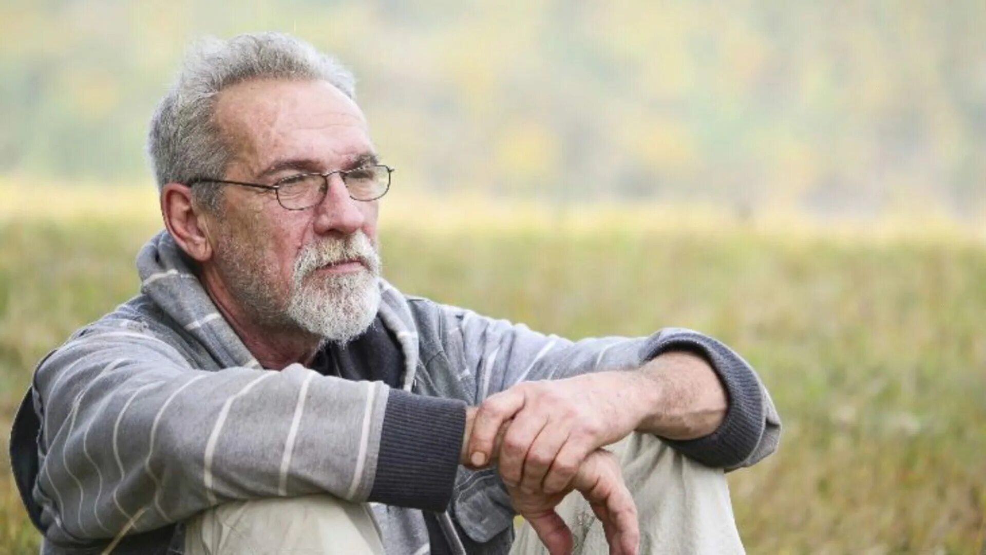 Почему у мужчин после 60 лет. Мужчина среднего возраста. Почему у мужчин после 60 лет. Умный пожилой мужчина. Мужик улыбается.