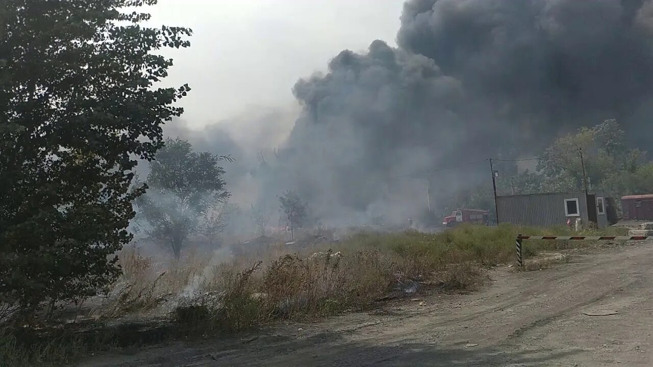Что горит в новошахтинске сейчас. Пожар в новошахтинске. пожар в новошахтинске вчера. лесополоса новошахтинск. вагондормаш новошахтинск.