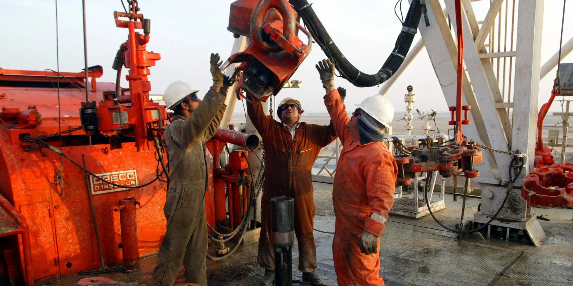 Первая нефтяная скважина би би-эйбат. Бакинская нефть в великой отечественной. Документальные кадры нефтяники. Азнефть проспект нефтяников баку. Нефтчи баку 1966.