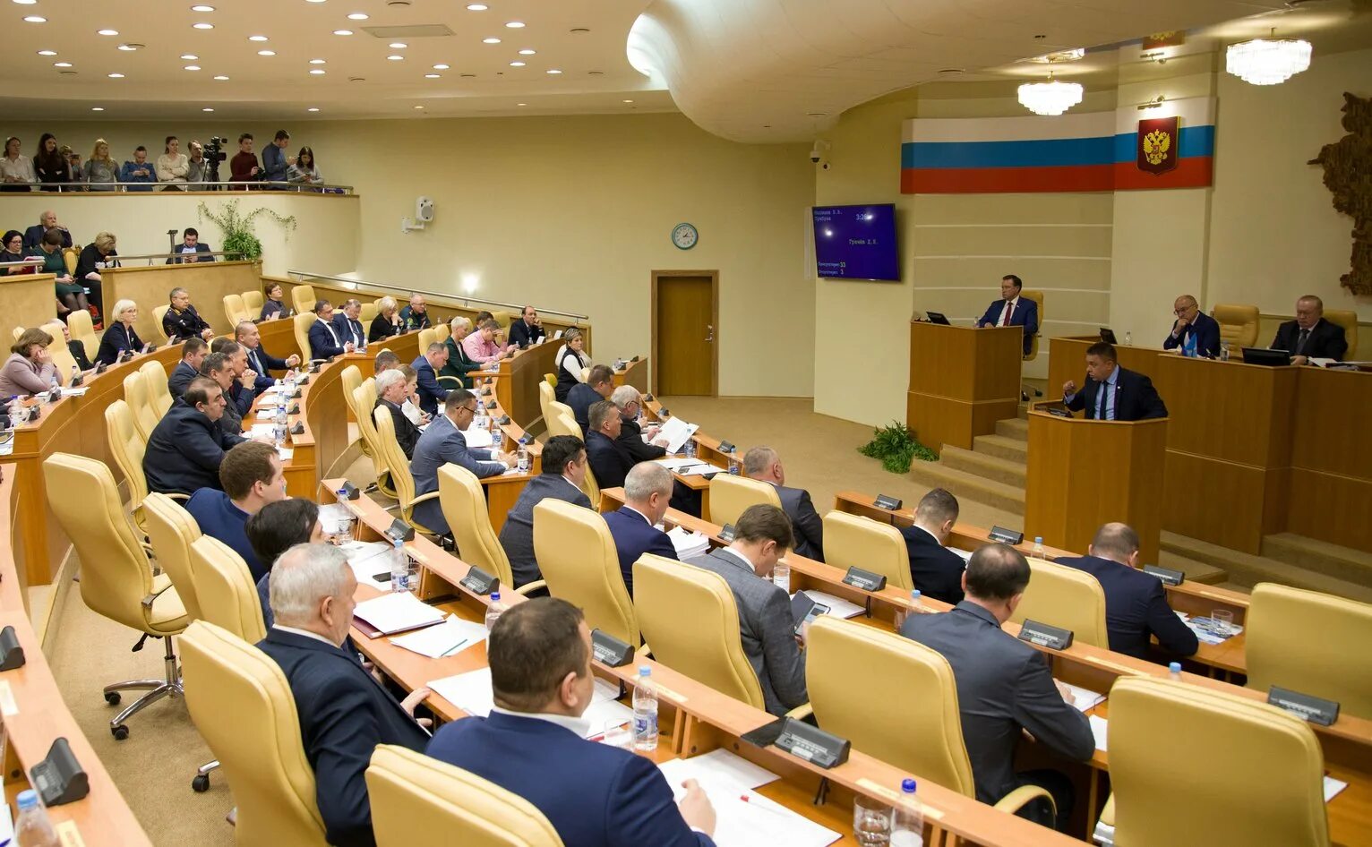 здание законодательного собрания ульяновской области. зал законодательного собрания ульяновск. депутаты законодательного собрания ульяновской области. заседание законодательного собрания ульяновской области. парламентский портал.