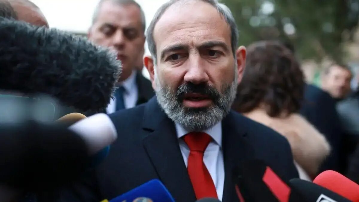 Nikol Pashinyan. Пашинян портрет. Никол Пашинян фото. Демис пародия на пашиняна