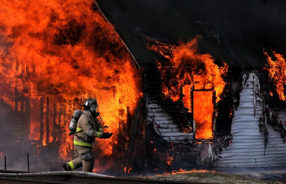 Пожар. Пожарные на пожаре. Человек в пожаре. Пожарники выносят людей из горящего дома. После сильного пожара