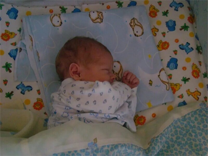 Новорожденные мальчики дома. Кроватка для новорожденного. Грудной ребёнок в кровптке. Новорожденный ребенок в кроватке. Маленький ребёнок в раватке.