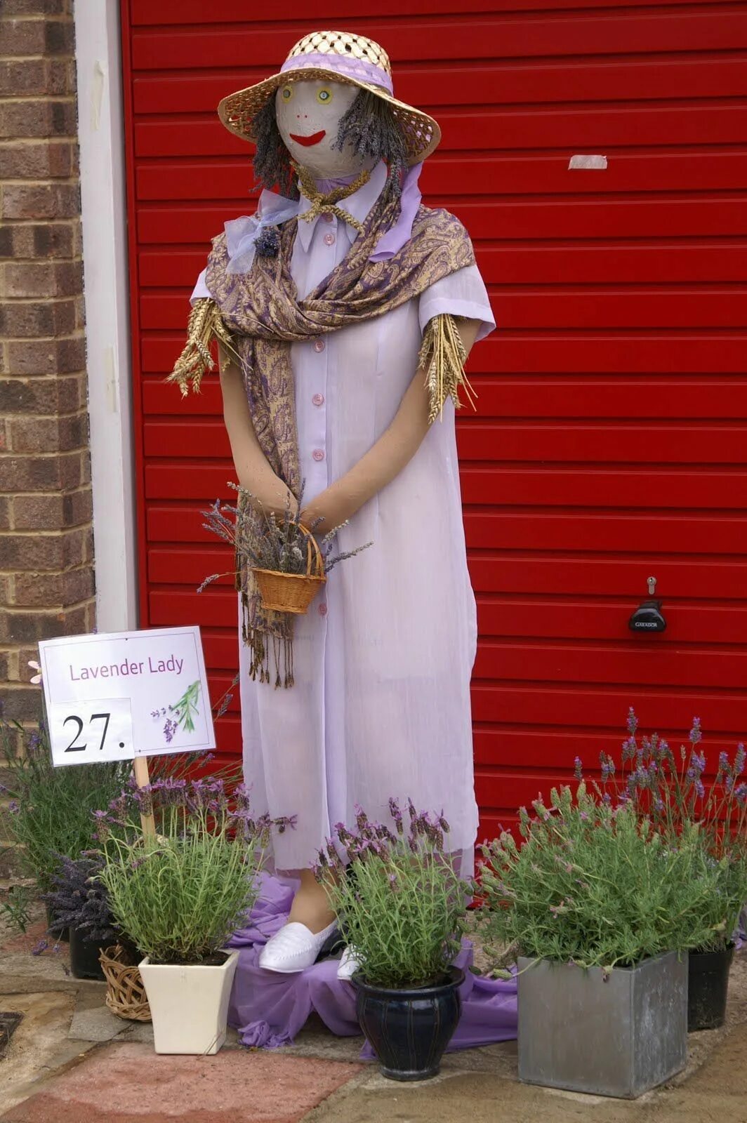 Пугало на дачу прикольные. Чучело на дачу. Баба яга в польше. Пугало на дачу. Чучело на дачу.