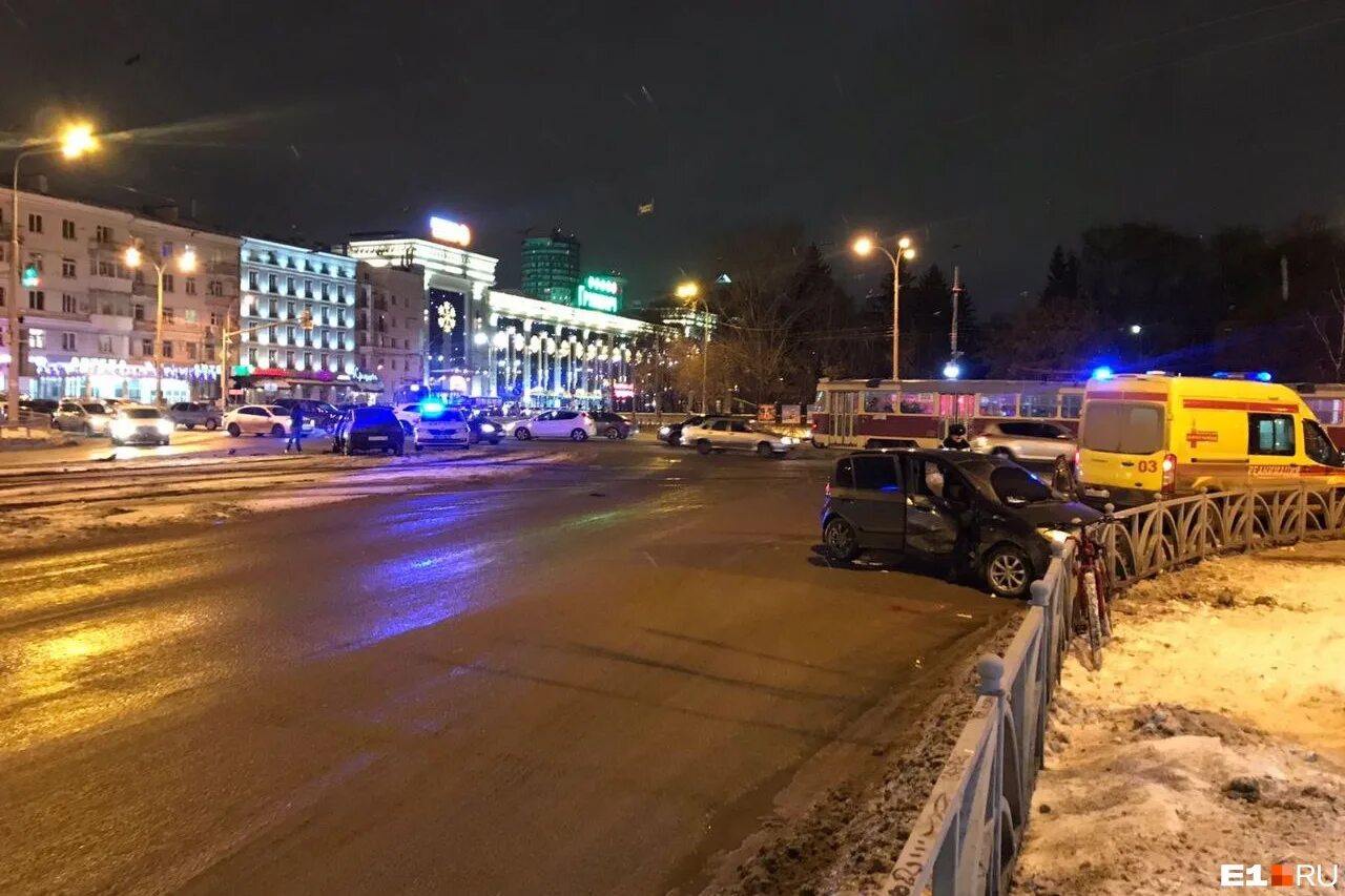 Что случилось в екб. Перекресток дорога. Екатеринбург улицы. Происшествия Екатеринбург.