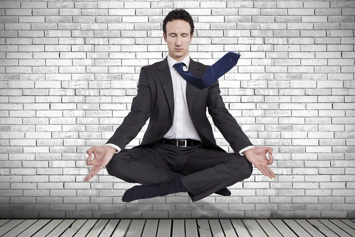 Спокойно полагать. Спокойный человек. Человек в костюме. Бизнесмен медитирует. Спокойный уравновешенный человек.