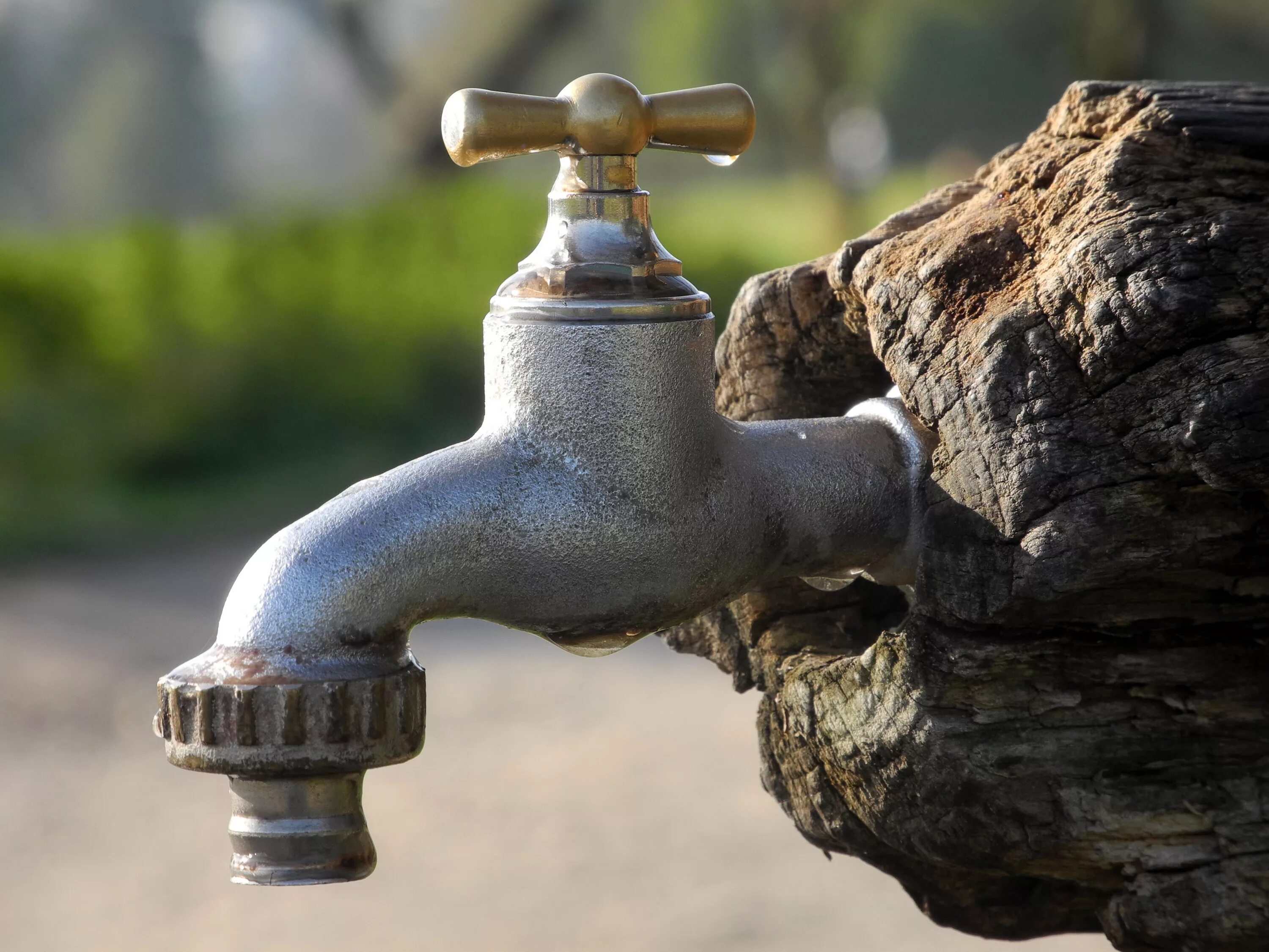 Кран водопроводный. Смеситель водопроводный. Кран с водой. Краник водопроводный.