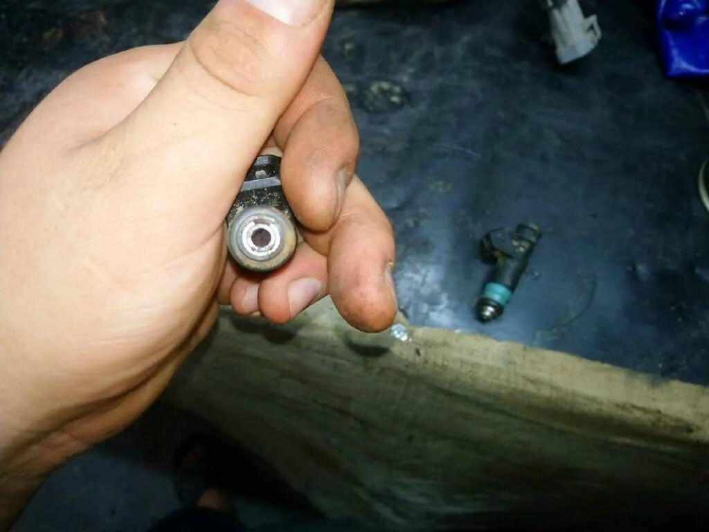 Приора 16 клапанная форсунки снятие. Снятие форсунок приора 16. Кольцо форсунок приора 106. Заглушка форсунок приора. Датчик на форсунки приора.