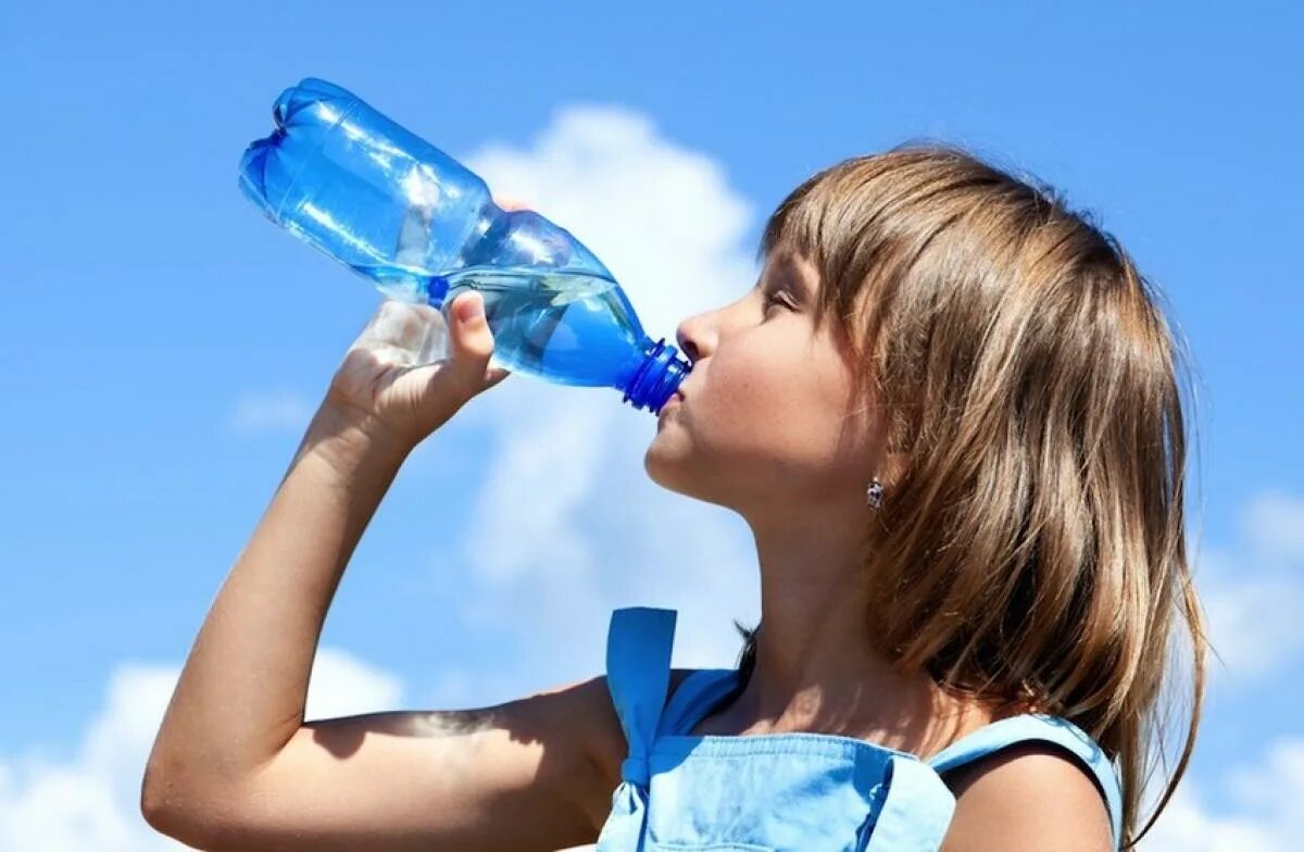 Дети воды. Бутилированная вода для детей. Пить чистую воду. Человек пьет чистую воду. Включи девочка воды