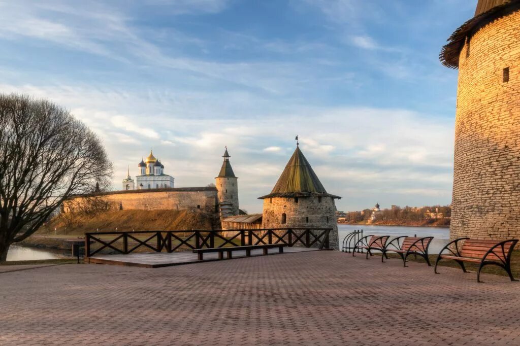 Набережная в Пскове у Кремля. Золотая набережная Псков. Псков набережная реки Великой. Псков смотровая площадка Пскова.