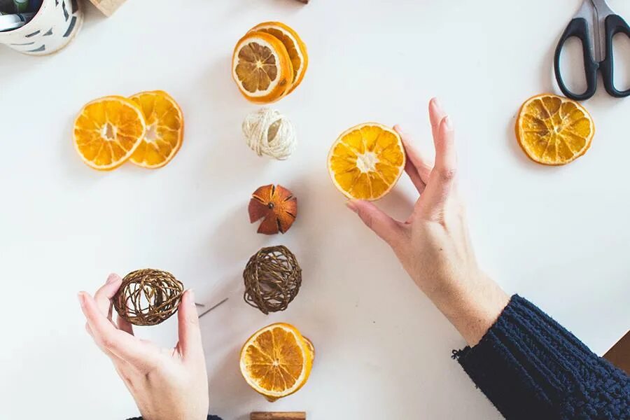 апельсиновые кружочки для декора. гирлянда из цитрусовых на новый год. гирлянда из сушеных апельсинов. гирлянда из цитрусовых. апельсин сушеный.