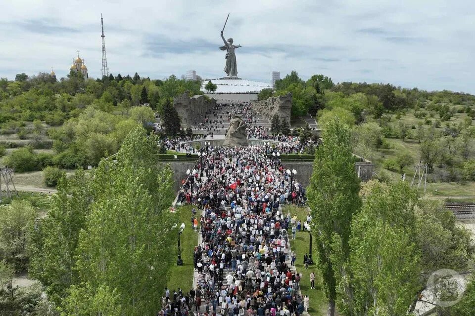 Волгоград май 2023. Мамаев Курган Волгоград 9 мая. Бессмертный полк Волгоград. Мамаев Курган с высоты птичьего полета. Бессмертный полк Волгоград 2022.